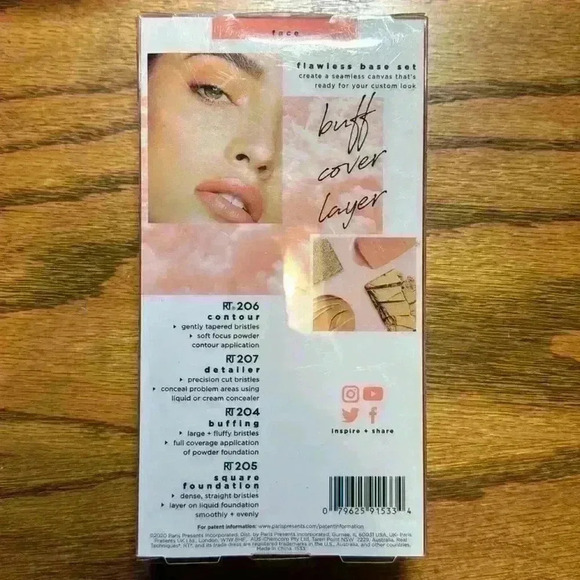 REAL TECHNIQUES - Set of 4 makeup brushes - Picture 2 of 2